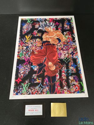L'affiche de Dragon Ball est exposée dans une vitrine.
