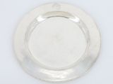 une assiette en argent sur fond blanc