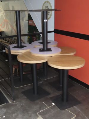 trois tables et deux tabourets dans un coin de la pièce