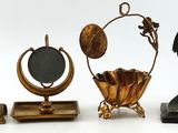 quatre œuvres d'art différentes exposées sur une table