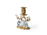 une figurine représentant un éléphant orné de fleurs