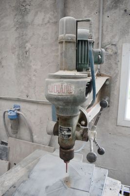 a machine that is sitting on a table in a room