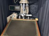 une machine posée sur une table