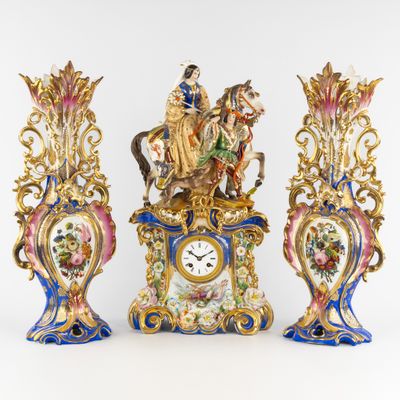 trois vases, une horloge et une statue représentant un homme à cheval
