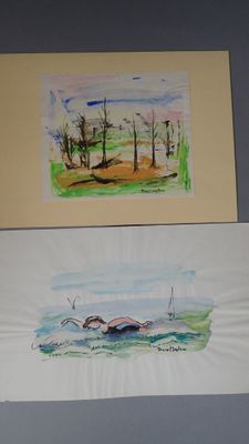 deux tableaux accrochés au mur d'une salle de bains équipée de toilettes