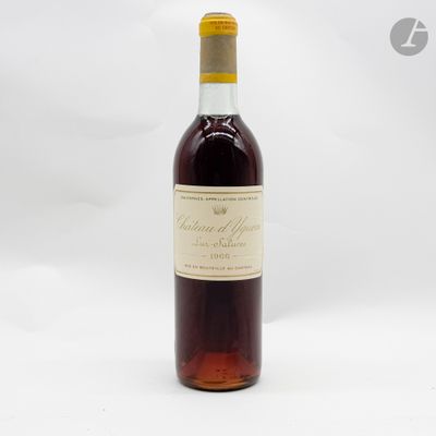 une bouteille de vin rouge posée sur une table blanche