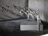 une sculpture en métal représentant un groupe de personnes se tenant par la main