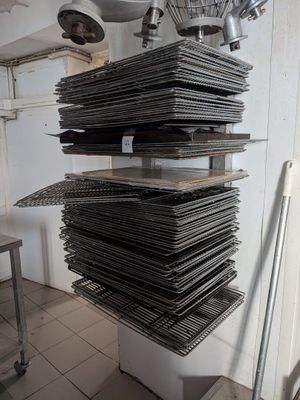 une grande pile de plaques métalliques empilées les unes sur les autres