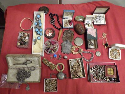 une table recouverte d'une nappe rouge sur laquelle sont disposés divers objets