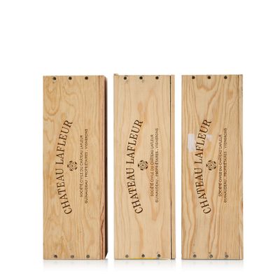 trois caisses à vin en bois portant des étiquettes