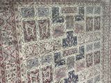 une photo d'un grand tapis oriental dans une pièce
