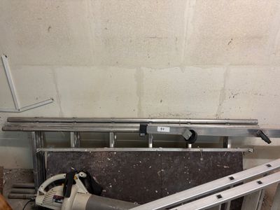 une photo d'une pièce avec une échelle et un mur