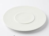 une assiette blanche posée sur une table blanche, sur laquelle figure le chiffre neuf