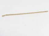 un bracelet en chaîne dorée sur un fond blanc