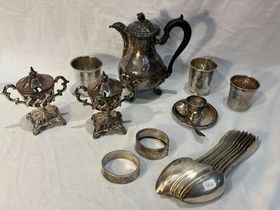 beaucoup d'objets en argent posés sur une table