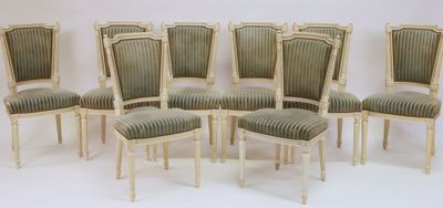 Suite de huit chaises en bois rechampi, à dossiers cintrés à…