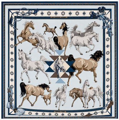 une photo d'un foulard carré orné de chevaux
