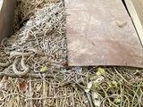 une caisse en bois remplie de beaucoup de corde et d'autres objets