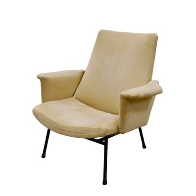 fauteuil en cuir beige avec des pieds et des accoudoirs en métal noir