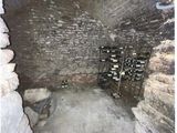 un casier à bouteilles dans un coin d'un mur en briques