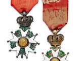 deux médailles et un ruban rouge sur fond blanc