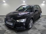 une image d'une voiture audi noire dans une salle d'exposition