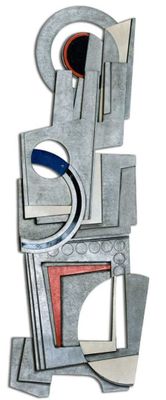 sculpture en métal ornée d'un motif rouge, blanc et bleu