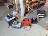 tout un tas d'outils qui traînent par terre dans le garage