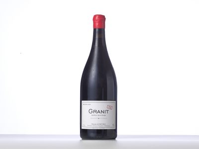 une bouteille de vin rouge posée sur une table