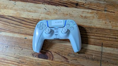 une manette de jeu vidéo posée sur un parquet