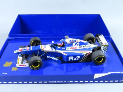 une maquette de voiture de course dans une boîte bleue
