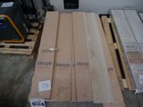 Plusieurs caisses en bois sont posées sur des palettes dans un entrepôt