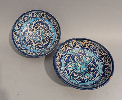deux bols bleus et blancs posés sur une table blanche