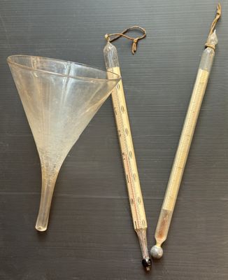 paire d'entonnoirs en verre à l'ancienne, munis d'un manche en bois
