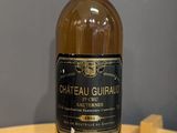 une bouteille de vin posée sur une table