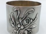 un gros plan sur un bracelet en argent orné de fleurs