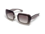 lunettes de soleil sur fond blanc, avec une monture noire et des verres marron
