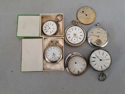 de nombreux modèles différents de montres de poche rangés dans une boîte