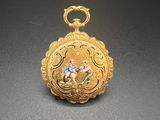 une montre de poche en or sur laquelle figure le portrait d'un homme et d'une femme