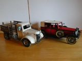 deux petites voitures posées sur une table