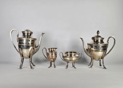 un ensemble de théières, cafetières et tasses en métal argenté