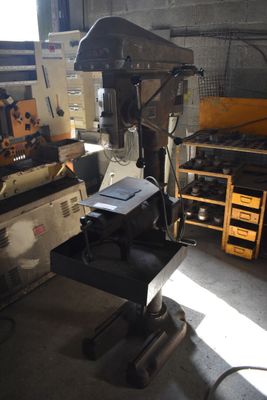 une machine qui se trouve dans une pièce avec de nombreux outils