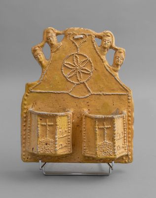 une image représentant un objet en poterie surmonté d'une horloge