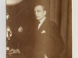 une photo en noir et blanc d'un homme en costume