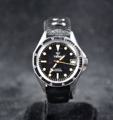 une photo d'une montre-bracelet au cadran noir posée sur une surface noire