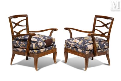 deux chaises avec des coussins rembourrés à motifs floraux et une structure en bois