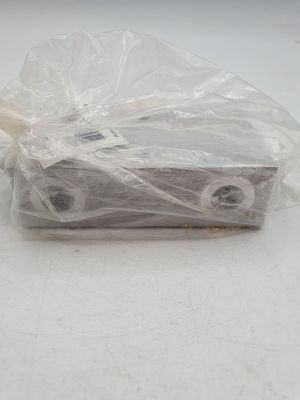un sac en plastique contenant une télécommande