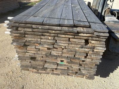 plusieurs morceaux de bois empilés les uns sur les autres en une pile