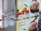 deux boîtes de pizza posées sur une étagère dans un magasin