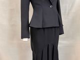 une image d'un tailleur et d'une jupe de femme sur un mannequin